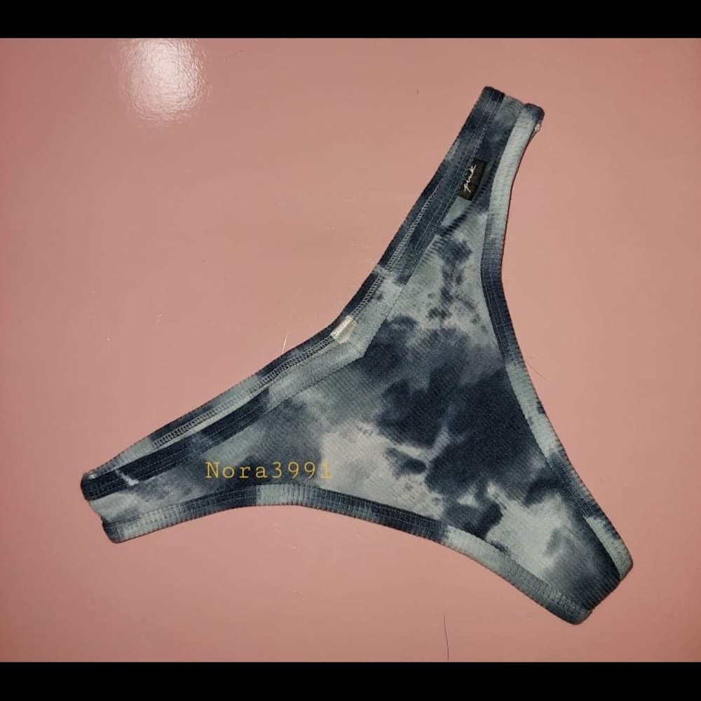 New PINK thong size Medium - Picture 6 of 10